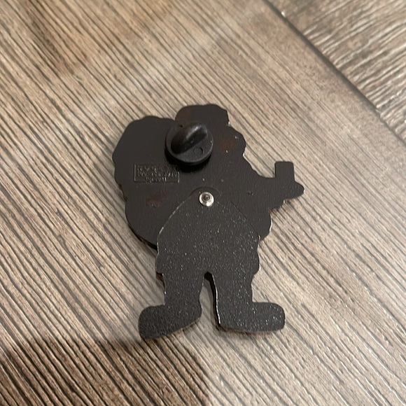 HOGEYE Santa Clause Pin with Wiggling Legs Festive Christmas Brooch Holiday Pin - Picture 4 of 15